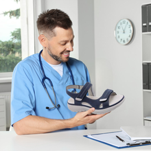 Lade das Bild in den Galerie-Viewer, OrthoKlara - ergonomische,  schmerzlindernde &amp; rutschfeste Sandalen für Damen
